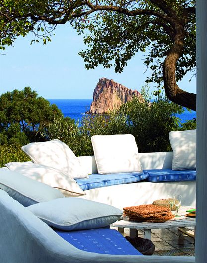 Salotto vista mare con cuscini bianchi e blu