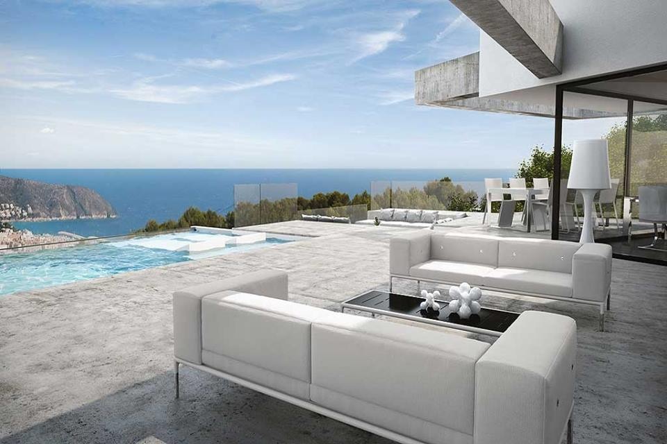 Terrazza vista mare con divani bianchi e piscina a sfioro in Sardegna